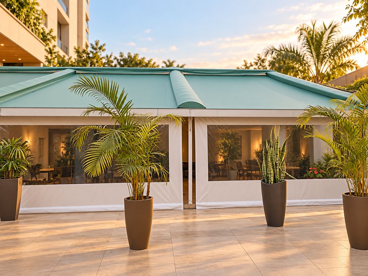 Cobertura em lona com cortinas transparentes em salão