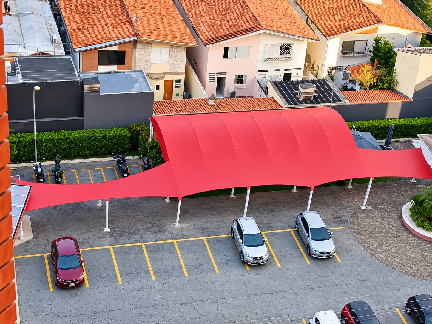 Cobertura tensionada sobre estacionamento